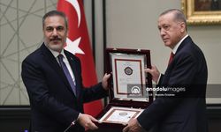 Cumhurbaşkanı Erdoğan'dan MGK toplantısında hediye ve madalya takdimi