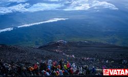 Japonya'nın en yüksek zirvesi Fuji Dağı, aşırı turizmin kurbanı oldu