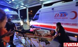 Adana'da bariyerlere çarpan otomobildeki 3 kişi yaralandı
