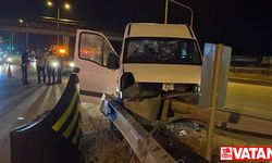 Düzce'de refüje çarpan minibüsteki 2 kişi yaralandı.