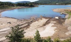 Muğla'nın Ula ilçesinde yağış azlığı nedeniyle Ula Göleti'nde sular kıyıdan yaklaşık 30 metre çekildi.