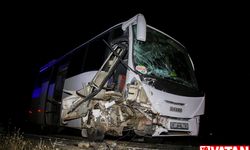 Uşak'ta midibüsle otomobilin çarpışması sonucu 13 kişi yaralandı