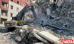 Depremlerden etkilenen Hatay'da hasarlı binaların kontrollü yıkımı sürüyor