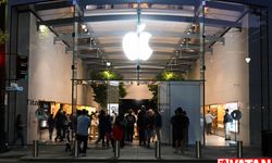 California'da Apple'ın yeni telefonu iPhone 15'in satışı başladı