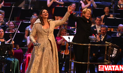 Proms Last Night'un sonu: Bunaltıcı sıcaklık izleyiciyi coşturamadı