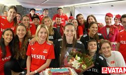 THY'den A Milli Kadın Voleybol Takımı'na uçakta sürpriz kutlama