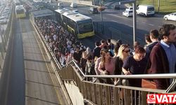 İstanbul'da metrobüs duraklarında yoğunluk yaşandı