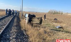 Afyonkarahisar'da hemzemin geçitte trenin çarptığı tarım aracı sürücüsü öldü