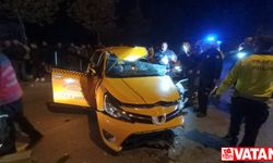 Sakarya'da ticari taksinin tıra çarpması sonucu 1 kişi yaralandı