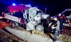 Kırşehir'de kamyonetin kamyona çarpması sonucu 2 kişi öldü, 3 kişi yaralandı