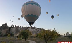 Kapadokya'da turistler sonbahar fotoğrafları çekti