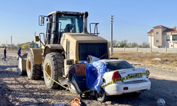 Aksaray'da park halindeki iş makinesine çarpan otomobilin sürücüsü öldü