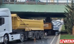 Kartal'da iş makinesi yüklü tır alt geçitte sıkıştı