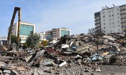 Gaziantep'te ağır hasarlı binaların yıkımı sürüyor