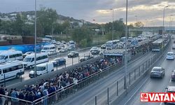 İstanbul'da bazı metrobüs duraklarında yoğunluk yaşandı