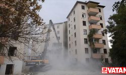 Darende'de ağır hasarlı binalar yıkılıyor