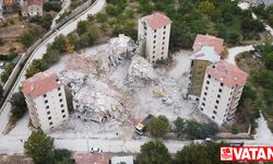 Darende'de ağır hasarlı binaların yıkımı sürüyor