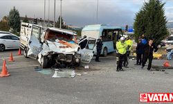 Karabük'te kamyonet ile minibüsün çarpıştığı kazada 11 kişi yaralandı