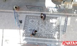 Yağcıbedir halı motiflerin işlendiği taşlar Sındırgı'da yollara döşeniyor
