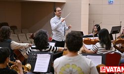 Londra Oda Orkestrası'nın Cumhuriyet'in 100. yılı konserini Türk şef yönetecek