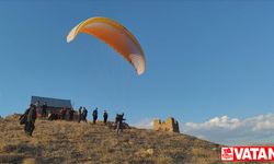 Yüksekova'da yamaç paraşütü etkinliği düzenlendi