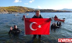 Dalgıçlar, Cumhuriyet'in 100. yılı kapsamında Nemrut Krater Gölü'nde Türk bayrağı açtı