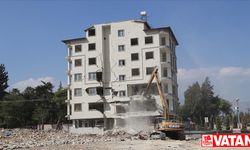 Hatay'da ağır hasarlı binaların kontrollü yıkımı sürüyor
