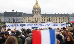 Fransa'da antisemitizme karşı yürüyüş hem sağı hem de solu sarstı