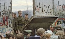 Tarihte Bugün: Doğu Almanya, Berlin Duvarı'nı açtı