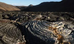 İzlanda'da yanardağ tehdidiyle Grindavík tahliye ediliyor