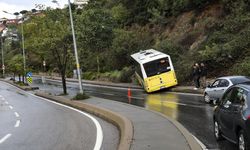 Ümraniye'de virajı alamayan özel halk otobüsü kaldırıma çıktı