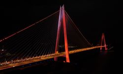 İstanbul'da iki köprü "Radyasyon Onkolojisi Farkındalık Ayı" için ışıklandırıldı