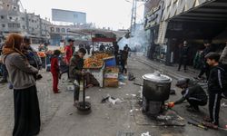 Refah kentindeki Filistinliler, insani aranın  son gününde çarşılara akın etti