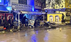 Tirilye'de sağanak nedeniyle araçlar sürüklendi, iş yerlerini su bastı
