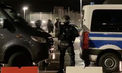 Hamburg Havalimanı'nda silahlı bir kişinin aracıyla aprona girmesi üzerine hava trafiği durduruldu