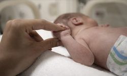 Şefkatle bakılan prematüre bebeklerin kuvözden anne kucağına yolculuğu