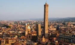 Bologna'nın eğik kulesi çökme korkusuyla kapatıldı