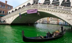 İklim aktivistleri COP 28 protestosunda Venedik'in Büyük Kanalını yeşile boyadı