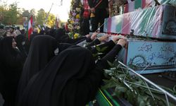 İran-Irak Savaşı'nda ölen 110 İran askeri için cenaze töreni düzenlendi