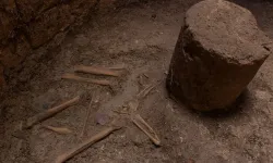 INAH Arkeologları, Chultun depo odasında bulunan mezarları açığa çıkardı