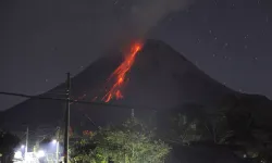 Endonezya'da yanardağ patlaması: 11 dağcı öldü