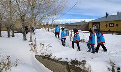 Van'da Vefa ekipleri kışın zor şartlarında da ihtiyaç sahiplerinin yanında