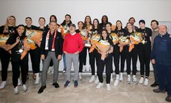 Şampiyon Eczacıbaşı Dynavit yurda döndü