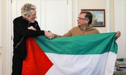 İngiliz müzisyen Waters, Kolombiya Cumhurbaşkanı Petro ile "Filistin" bayrağı açtı