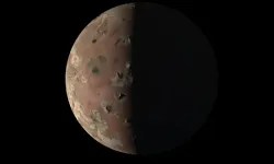 NASA'nın Juno uzay aracı, Jüpiter'in yanardağlı ayı Io'yu muhteşem yeni görüntülerle ortaya koyuyor