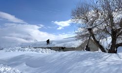 Hakkari'nin köylerinde tek katlı evler ve ahırlar karla kaplandı