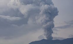 Endonezya'da Lewotobi Laki-Laki yanardağı patladı, en yüksek seviye alarm verildi