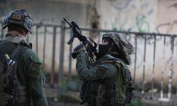 İsrail güçleri, Nablus'ta bir üniversiteye baskın yaparak 25 öğrenciyi gözaltına aldı