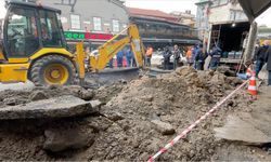 Beşiktaş'ta patlayan isale hattı nedeniyle cadde ve sokaklar sular altında kaldı