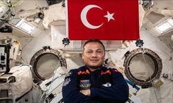 Türkiye'nin ilk astronotu Gezeravcı'dan, uzayda "TEKNOFEST pozu"